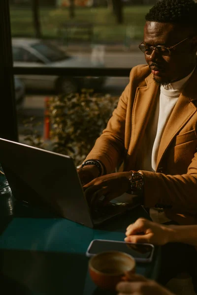 Zamknij Się Przystojny Biznesmen Wpisując Swoim Laptopie Podczas Siedzenia Kawiarni — Zdjęcie stockowe