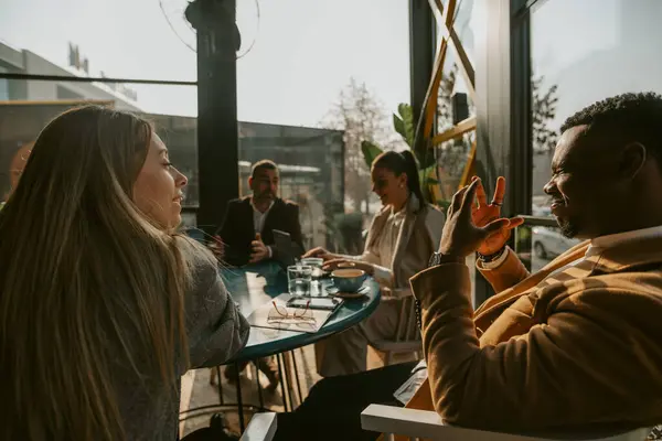 Vier Collega Zitten Het Café Vergaderen Een Van Hen Trekt — Stockfoto