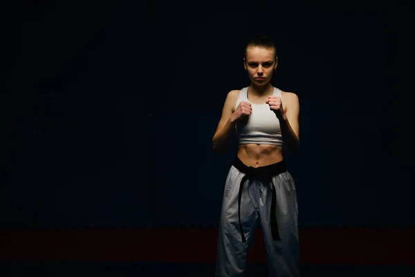 Nahaufnahme Von Niedlichen Karate Mädchen Posiert Mit Ihren Händen Und — Stockfoto