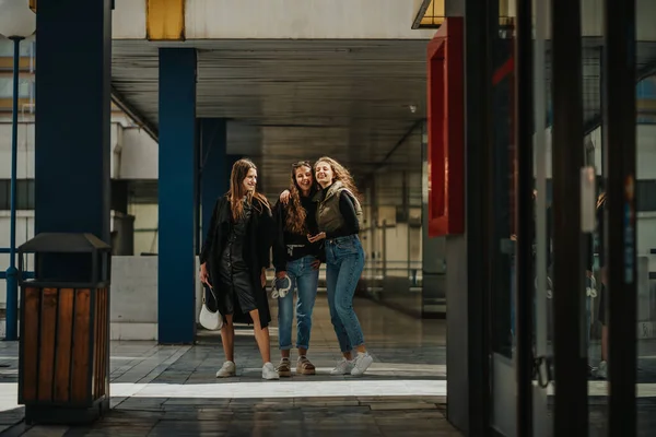Zwei Brünette Und Ein Blondgelocktes Mädchen Lächeln Und Posieren Einkaufszentrum — Stockfoto