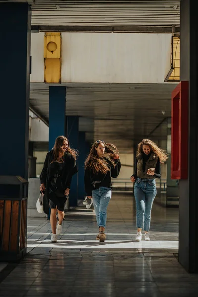Фотография Трех Милых Девушек Веселящихся Время Прогулки Торговому Центру — стоковое фото