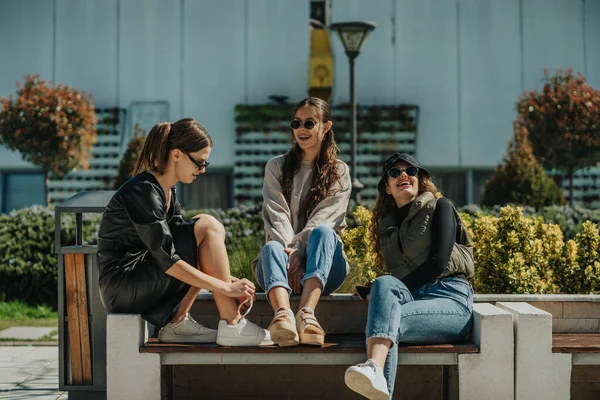 ベンチに座って楽しい会話をする3人の素敵なスタイリッシュな女の子 美しい晴れた日に — ストック写真