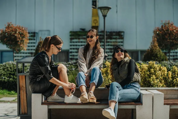 Drie Mooie Stijlvolle Meisjes Zitten Een Bank Hebben Een Leuk — Stockfoto