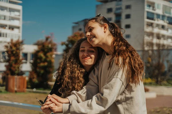 Две Девушки Ведут Глубокий Разговор Парке Обнимают Утешают Друг Друга — стоковое фото