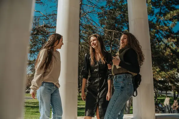 Drie Meisjes Staan Het Park Hebben Een Leuk Gesprek Glimlachen — Stockfoto