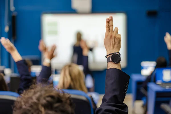 Photo Students Raising Hands Ask Questions Lecture School — Stock Photo, Image