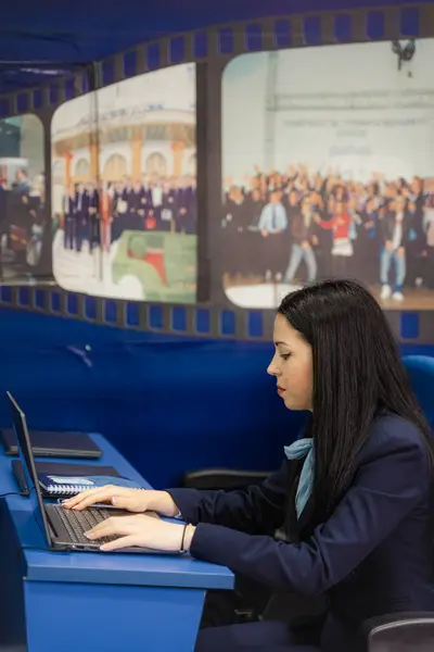 Młoda Piękna Studentka Pracująca Laptopie Podczas Zajęć — Zdjęcie stockowe