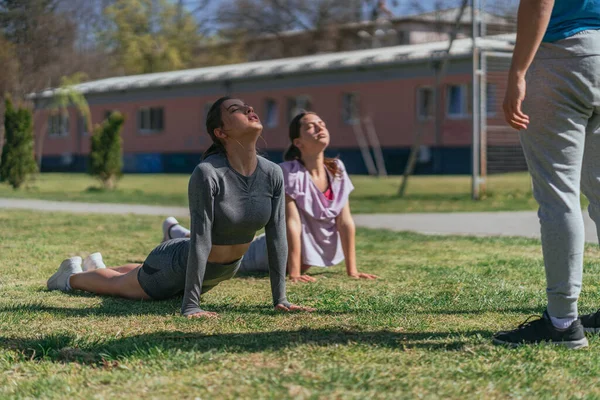 Chicas Flexibles Cuidando Sus Cuerpos Están Calentando Antes Entrenar Estirando — Foto de Stock