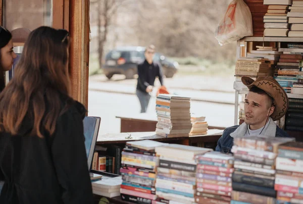 Красивый Продавец Книг Разговаривает Книгах Своими Клиентами Старом Книжном Магазине — стоковое фото