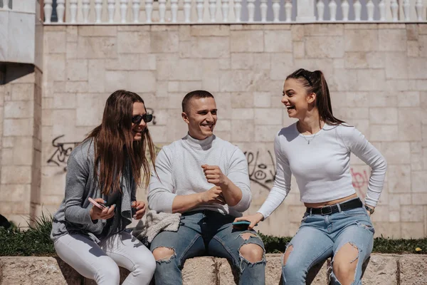 Tre Bästa Vänner Som Har Roligt Och Skrattar När Sitter — Stockfoto