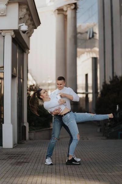 Úžasný Pár Tančí Usmívá Před Velkými Budovami — Stock fotografie