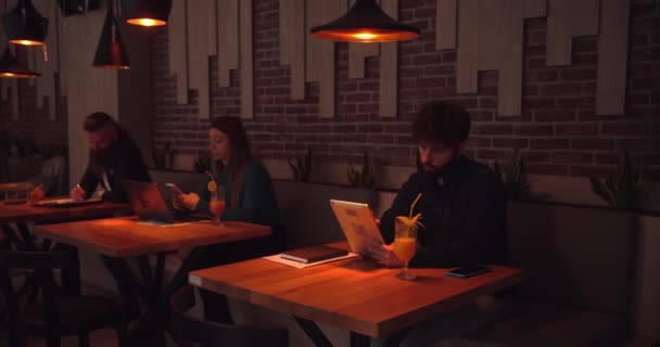 Коллеги Работающие Отдельно Кафе Баре Перевозка Камер Бирюзовый Оранжевый Низкий — стоковое видео