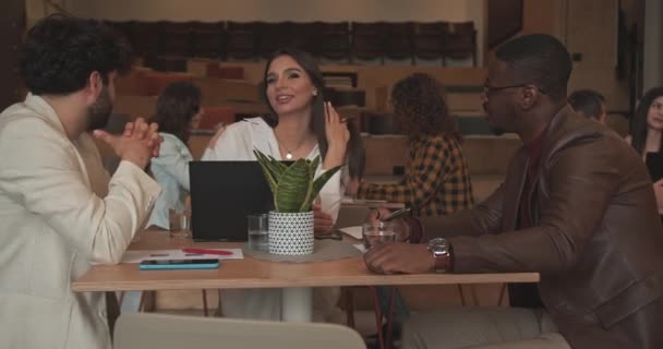 Multikulturelle Mitarbeiter Unterhalten Sich Lounge Bereich Über Geschäftliche Themen Kameratrucking — Stockvideo