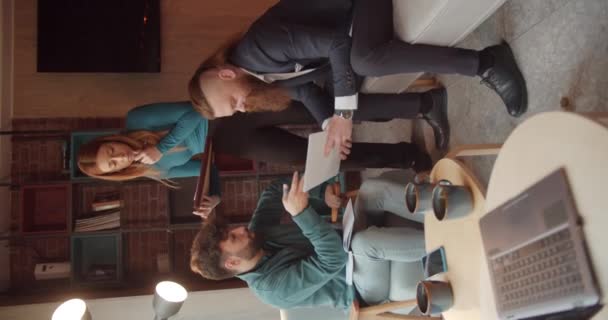 Три Бізнесмени Працюють Разом Діловій Угоді Вертикальне Відео Сльози Апельсин — стокове відео