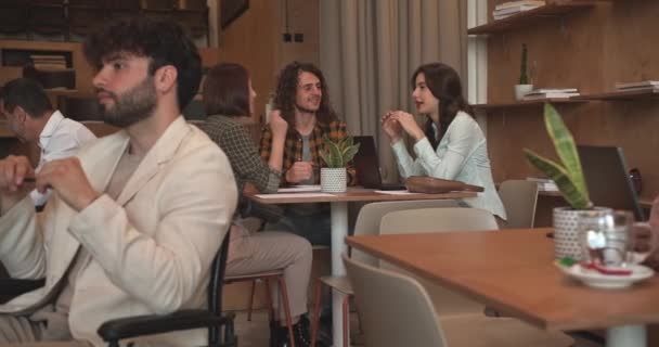 Collaboratori Multiculturali Che Parlano Problemi Business Nell Area Lounge Trasporto — Video Stock