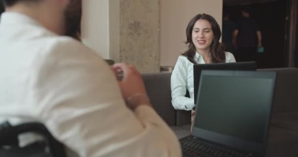 漂亮的年轻女性在笔记本电脑上与男同事聊天 在沙发上休息 做卡车司机 — 图库视频影像
