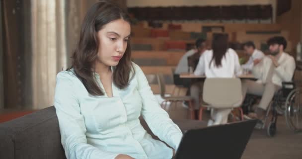 Kanepede Dinlenirken Dizüstü Bilgisayarında Çalışan Genç Güzel Bir Bayan Meslektaşları — Stok video