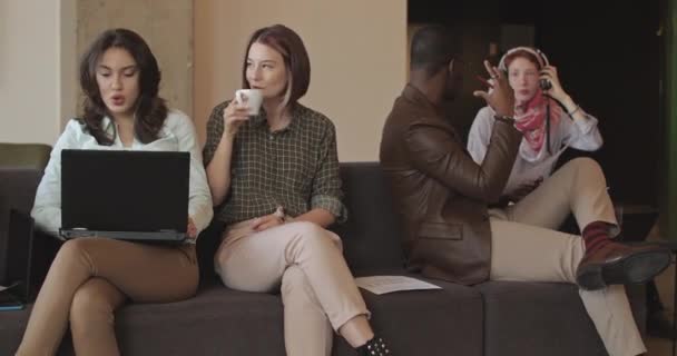 Kolegové Mluví Projektu Usmívají Při Odpočinku Pohodlné Kancelářské Pohovce Kamerové — Stock video