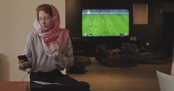 Ginger Lány Van Egy Telefonbeszélgetés Irodában Kollégák Játszik Ben Hátul — Stock videók