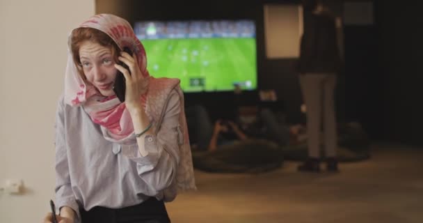 Chica Pelirroja Teniendo Una Conversación Telefónica Oficina Colegas Jugando Juegos — Vídeo de stock