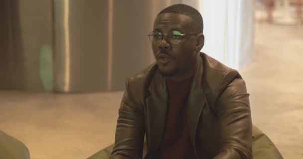 Siyahi Bir Adam Video Oyunu Oynarken Ofis Saatleri Modern Ofis — Stok video