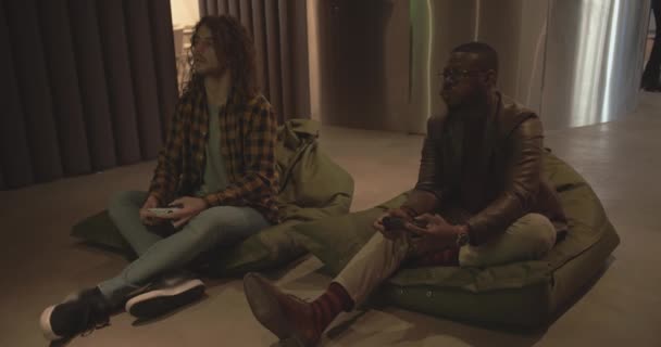 Yerinde Video Oyunları Oynayan Çok Irklı Meslektaşlar Ofis Saatleri Modern — Stok video