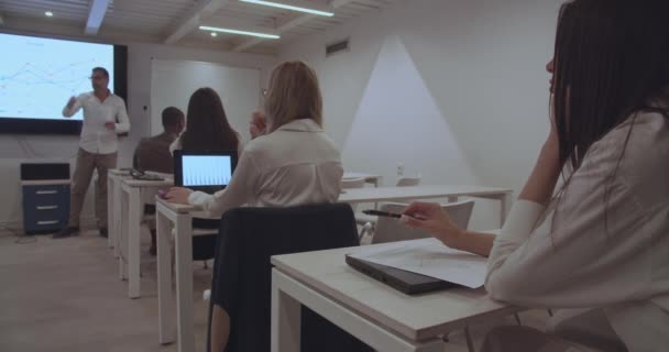 Ανώτερος Εκπαιδευτής Ετοιμάζεται Ξεκινήσει Την Κατάρτιση Των Εργαζομένων Στο Γραφείο — Αρχείο Βίντεο