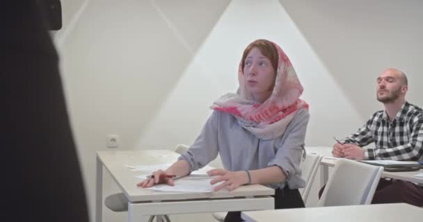 Çeşitli Meslekdaşlar Ofis Eğitim Merkezinde Bilgi Testi Yapıyorlar — Stok video