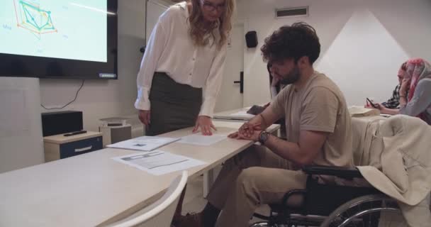 Ofis Eğitim Merkezinde Bilgi Sınavı Yapan Arkadaşları Tekerlekli Sandalyede Oturan — Stok video