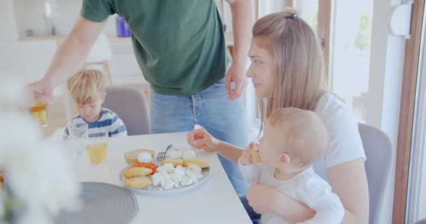Eltern Lachen Beim Gemeinsamen Mittagessen Esstisch Mit Ihren Kindern — Stockvideo
