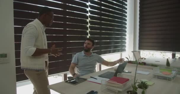 オフィス モダンなオフィススペース 夏時間で一緒に働く黒人と白人男性の同僚 — ストック動画