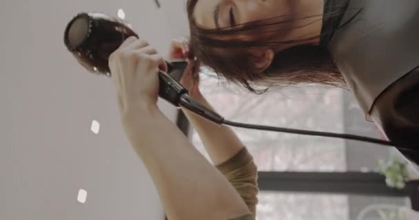 Séchage Des Cheveux Dans Salon Beauté Moderne Coiffeur Professionnel Faisant — Video