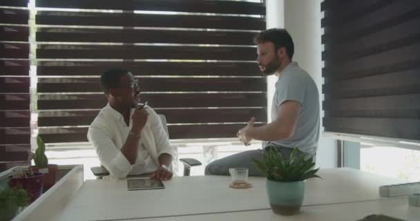 Siyahi Kafkas Erkek Meslektaşları Ofiste Birlikte Çalışıyorlar Modern Ofis Alanı — Stok video