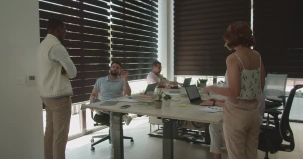 사무실 공간에서 사람들의 나이와 — 비디오