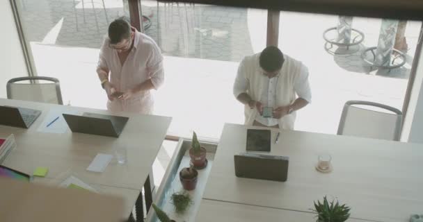 Siyahi Kafkas Erkek Meslektaşları Ofiste Birlikte Çalışıyorlar Modern Ofis Alanı — Stok video