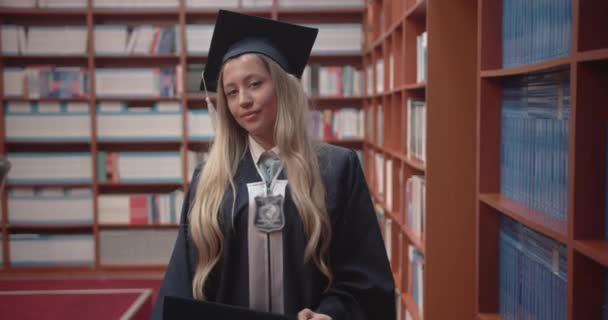 Studentin Zeigt Dass Das Diplom Nach Dem Studium Erreichbar Ist — Stockvideo