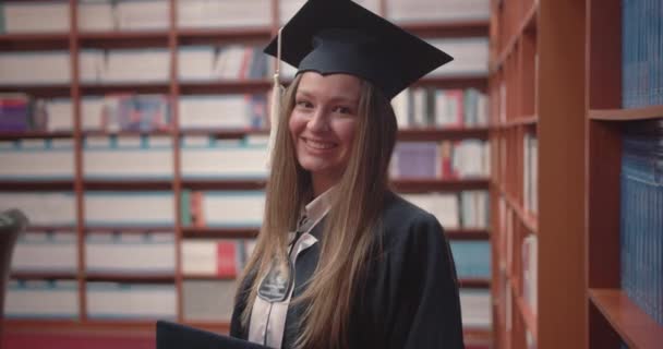 Студентка Показывает Диплом Достижим После Окончания Университета Гордостью Держа Диплом — стоковое видео