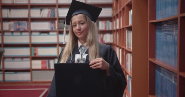 Studente Che Dimostra Che Diploma Conseguibile Dopo Laurea Universitaria Orgogliosamente — Video Stock