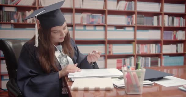 Studente Che Scrive Blocco Note Nella Biblioteca Universitaria — Video Stock