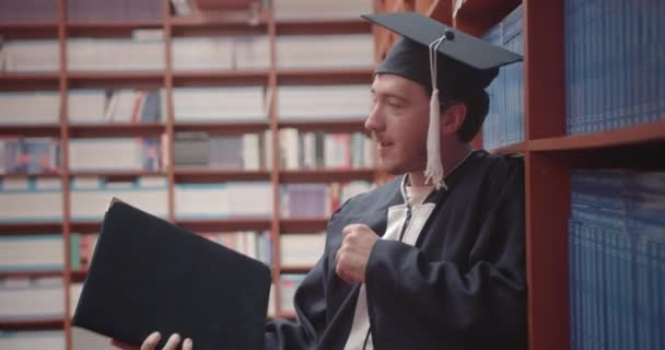 Student Prokazující Diplom Dosažitelný Absolvování Vysoké Školy Hrdě Drží Diplom — Stock video