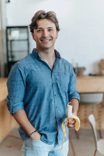 Roztomilý Mladý Muž Podívá Vycpaný Banán Náručí Student Banán Konferenční — Stock fotografie