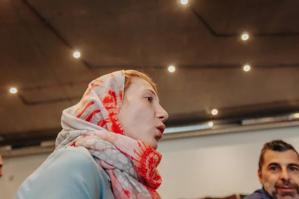 Redhead Kvinnlig Projektledare Hijab Förklarar Nya Projektdetaljer För Sina Kollegor — Stockfoto