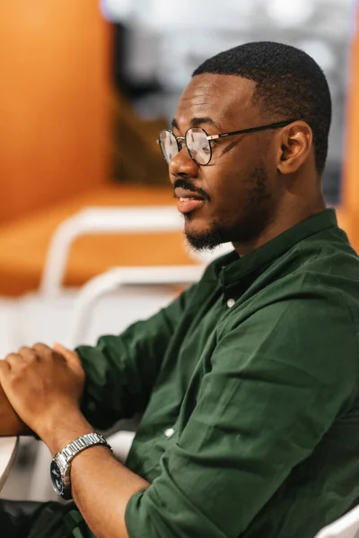 Knappe Zwarte Man Met Bril Die Aandachtig Luistert Naar Zijn — Stockfoto