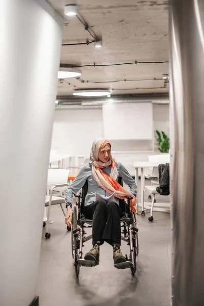Donna Disabile Sedia Rotelle Guardando Qualcosa Mentre Trasferisce Nella Stanza — Foto Stock
