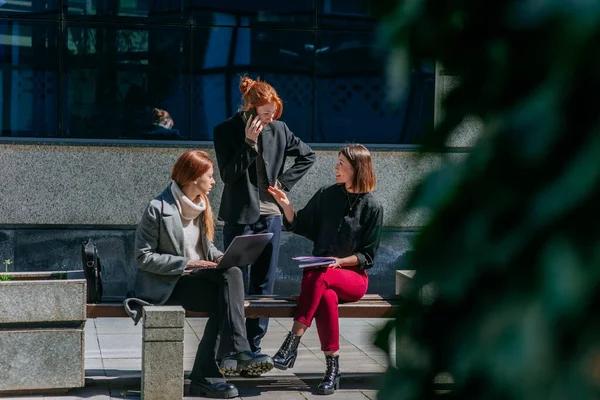 Tre Donne Affari Che Lavorano Insieme Citta Donna Affari Bruna — Foto Stock