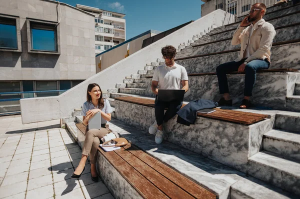 Mladí Lidé Cvičí Městě Slunečného Dne Business Outdoors Concept — Stock fotografie