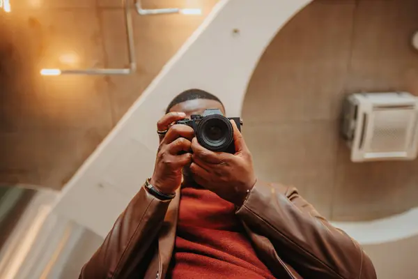 Preto Bonito Homem Olhando Sua Câmera Dentro Casa — Fotografia de Stock