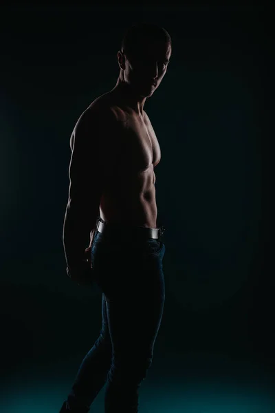 Homem Bem Construído Charmoso Frente Fundo Escuro Flexionando Seus Músculos — Fotografia de Stock