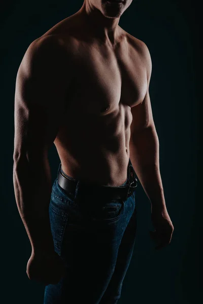 Good Looking Muscular Man Standing Dark Room Flexing His Upper — Stock Photo, Image
