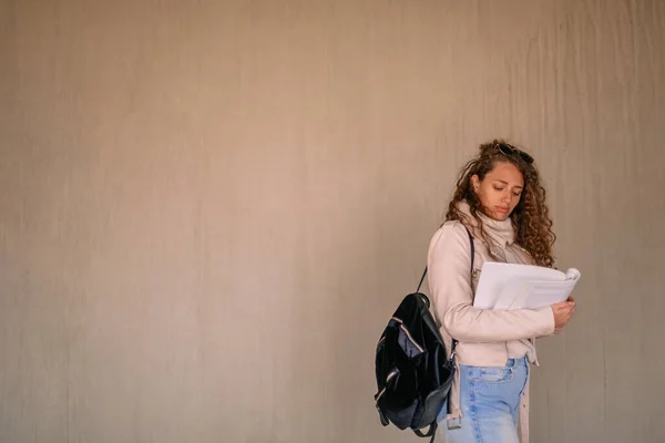 Kręcone Włosy Uczennica Czytanie Książki Przed Egzaminem Przed Teksturowane Ściany — Zdjęcie stockowe